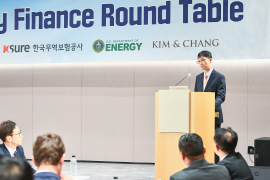 정재용 한국무역보험공사 프로젝트금융본부장이 15일 서울 종로구 크레센도 빌딩에서 열린 '우리기업 미국 청정에너지 프로젝트 지원을 위한 라운드 테이블'행사에서 환영인사를 하고 있다. <K-SURE>